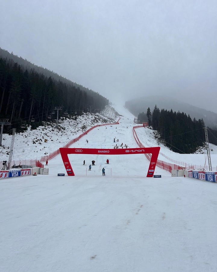 Mužský slalom v Bansku zrušili pre dážď a silný vietor, ženský v Andorre pre Švédku Annu Swennovú-Larssonovú